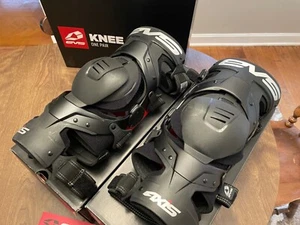 EVS Axis Sport Motocross Knee Brace (Pair) - Picture 1 of 3