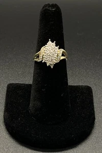 Anillo con racimo de diamantes banda Dbl de oro amarillo de 10 quilates con tasación talla 7,25 (TDW011966) - Imagen 1 de 9