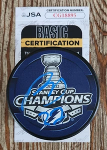 Disco de campeones de la Copa Stanley 2020 firmado por Ryan McDonagh con certificado de autenticidad JSA Tampa Lightning - Imagen 1 de 2