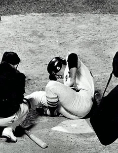 Entrenador fotográfico Wire 1970 Buddy LeRoux revisa los heridos Medias Rojas Billy Conigliaro  - Imagen 1 de 2