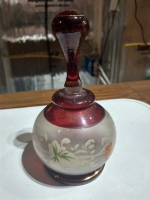 Jarra floral rota con detalle de oro rojo rubí pintado vidrio grabado bohemio de 1900 Foto 1 de 4