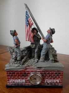 Freedom Fighters Feuerwehrleute hissen Flagge 9/11 America's Pride - Bild 1 von 3