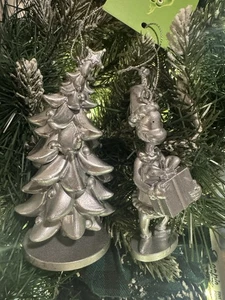 2ct 2025 Metallic Grinch/Sagging Tree How The Grinch Stole Christmas Ornaments - Bild 1 von 1