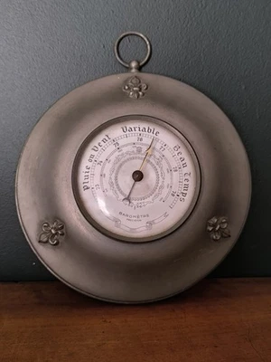 Baromètre Ancien En Étain Avec Fleur De Lys Déco Rétro Vintage - Photo 1/4