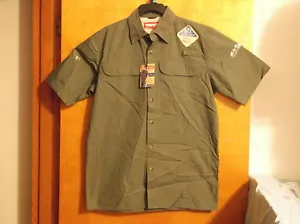 NEU WRANGLER HERREN NETZAUSSCHNITT MILITÄRGRÜN BAUMWOLLE DOPPELTASCHE HEMD..GR..SM - Bild 1 von 3