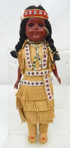 1A de colección Muñeca India Nativa Americana Niña Conjunto de Cuero Ojos Somnolientos Bebé Papoose - Imagen 1 de 7