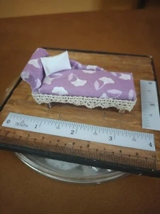 Puppenhaus Miniatur Maßstab 1:24 Ohnmacht Couch mit Kissen - Bild 1 von 2