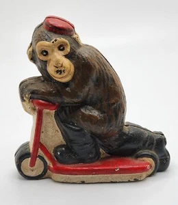 Gusseisen Affe mit roter Pillendose Hut auf Roller, schwer, süß, lustig - Bild 1 von 9