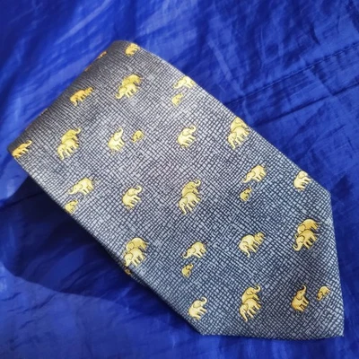 Gravata de seda masculina Beaufort vintage NOS feita na Itália elefantes dourada e azul-cinza. TieTuck - Imagem 1 de 4