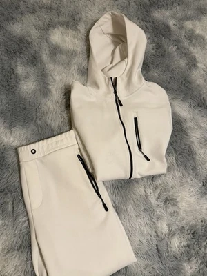 Chaqueta y pantalón chándal Zara crema talla mediana Foto 1 de 3