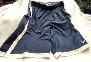 LOTTO 4027 - Pantaloncini Nike Basketball blu e bianchi - Taglia L - Foto 1 di 2