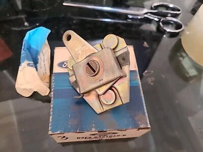 Nuevo de Lote Antiguo Ford Mustang II 1974-1978 CONJUNTO DE CONTROL DE PESTILLO DE PUERTA OEM D2FZ-6221819-B Foto 1 de 3