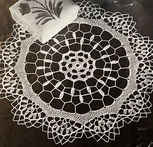 Vintage 1948 Royal Society Crochet Pattern 9132 HAIRPIN FLORAL LACE DOILY 13.5" - Picture 1 of 1