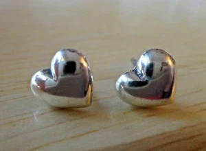 Sterling Silber WINZIGE 7x7 mm Puffy Herz Ohrstecker - Bild 1 von 3
