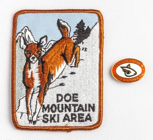Doe Mountain Ski Resort Area (Now Bear Creek) Souvenir Patch & Pin NOS - Foto 1 di 2