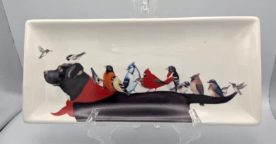 Bandeja de cerámica Black Lab con muchos pájaros en la parte posterior diseñada por Wendy Russell Foto 1 de 3