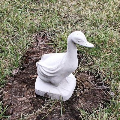 Estatua de hormigón de pato 9,75", decoración de patio de jardín de cemento, diseño vintage Donny Drake Foto 1 de 2