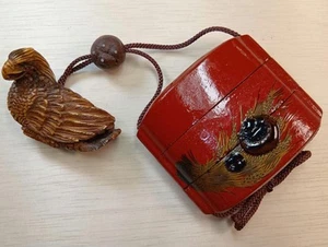 Inro Katsu diagramma castagno e cera con aquila netsuke lacca rossa usato - Foto 1 di 11