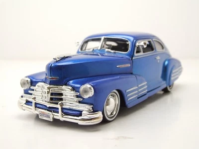Chevrolet Aerosedan Fleetline 1948 blau Modellauto 1:24 Motormax