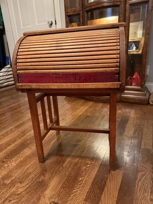 Escritorio antiguo con tapa enrollable para secretaria tamaño infantil 25"H x 13,5"L x 17,5" D Foto 1 de 4