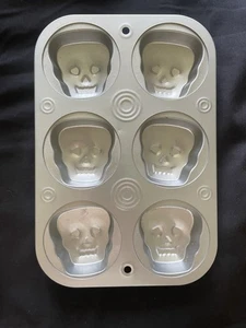 Skull Muffin / Cupcake Baking Pan Free Shipping - Picture 1 of 3