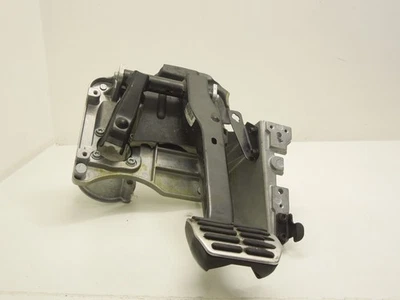 VW Phaeton D1 Brake Pedal and Mounting Plate 3D2723031H - Image 1 of 4