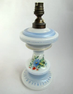 Ancienne Lampe à Pétrole en Opaline XIX ème Électrifiée - Photo 1/4