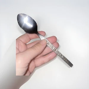Cucchiaio vintage floreale Maria Grande MCM anni 50 posate acciaio inox Giappone 6 1/4 - Foto 1 di 5