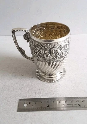BUENA TAZA DE BAUTIZO VICTORIANA ANTIGUA DE PLATA MACIZA.    170 gms.     LON. 1894 Foto 1 de 4