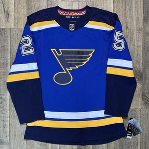 Camiseta deportiva de hockey para hombre nueva con etiquetas St Louis Blues Jordan Kyrou Adidas auténtica de la NHL 44 $180 - Imagen 1 de 12