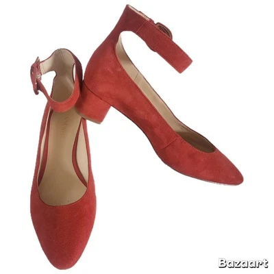 Zapatos de salón Nine West Brianyah para mujer de gamuza roja con correa al tobillo punta de almendra tacón bloque 8M Foto 1 de 4