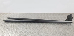 #89 MERCEDES CLK W209 MODANATURA STRISCIA GUARNIZIONE FINESTRINO ANTERIORE DESTRA O/S A2097200424 - Foto 1 di 6