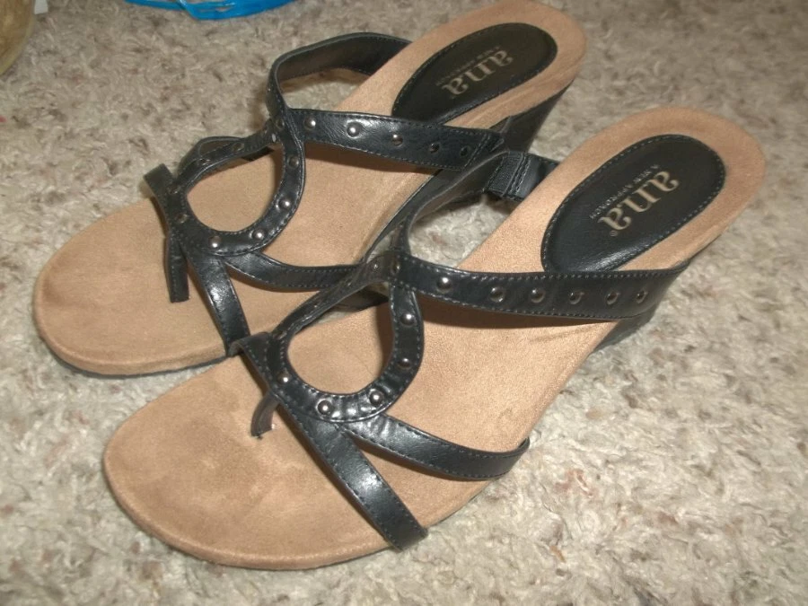 Correa negra usada una vez A.N.A. Sandalias de cuña talla 9 1/2 M Foto 1 de 2