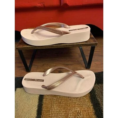 Sandálias Ipanema tamanho 10 ouro rosa 1,5" anabela flip flop sapatos metálicos verão em excelente estado usado - Imagem 1 de 4