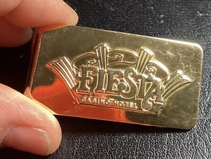 Clip para dinero vintage cerrado en tono dorado de metal Las Vegas Fiesta Hotel & Casino - Imagen 1 de 2