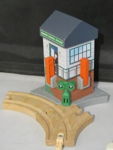 MARON SIGNAL HOUSE, ferrocarril de madera Thomas, curva de aprendizaje 2013, excelente condición - Imagen 1 de 12