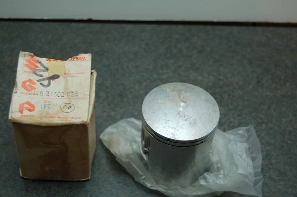 PISTÓN NUEVO ORIGINAL SUZUKI 12110-41602-025 +.25 GRAN TAMAÑO RM250 PE250 1976-1981 Foto 1 de 4