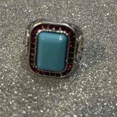 Модное кольцо серебро с зелеными и красными камнями, черепа по бокам размер 6 - Изображение 1 из 4