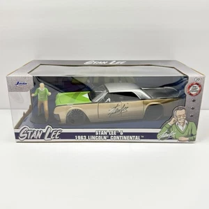 Jada Toys Stan Lee mit 1963 Lincoln Continental Maßstab 1 24 Die-Cast Auto NEU - Bild 1 von 12
