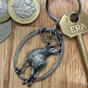 LLAVERO RUARING CIERVO PLATA OVALADA PELTRE INGLÉS EN BOLSA DE REGALO CAZA CIERVOS - Imagen 1 de 3