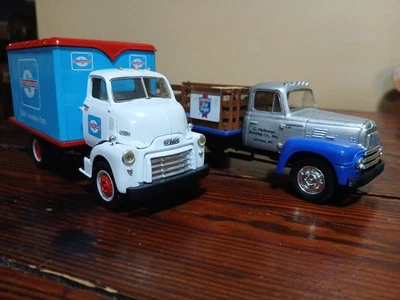 First Gear 1/32 Diecast Trucks Standard Parts 1952 GMC 1957 International R-190 - Image 1 of 4