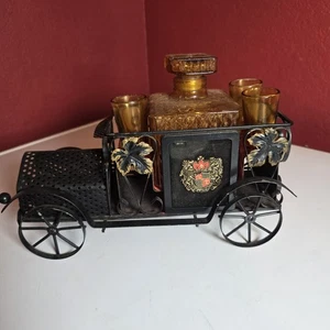 Vintage Metall Schnaps Auto Dekanter mit 1 Dekantern & 3 Schnapsgläsern - Bild 1 von 5