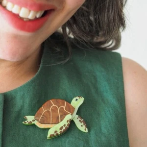 ERSTWILDER BROOCH - GREEN TURTLE. GREAT BARRIER REEF. NIB. - Picture 1 of 3
