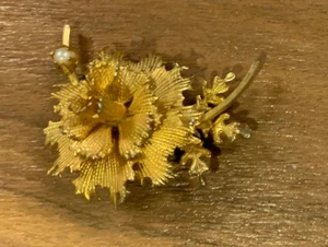 Pretty Textured Flower With Faux Pearl Gold Tone Pin Brooch, Rough Edged Petals - Picture 1 of 7