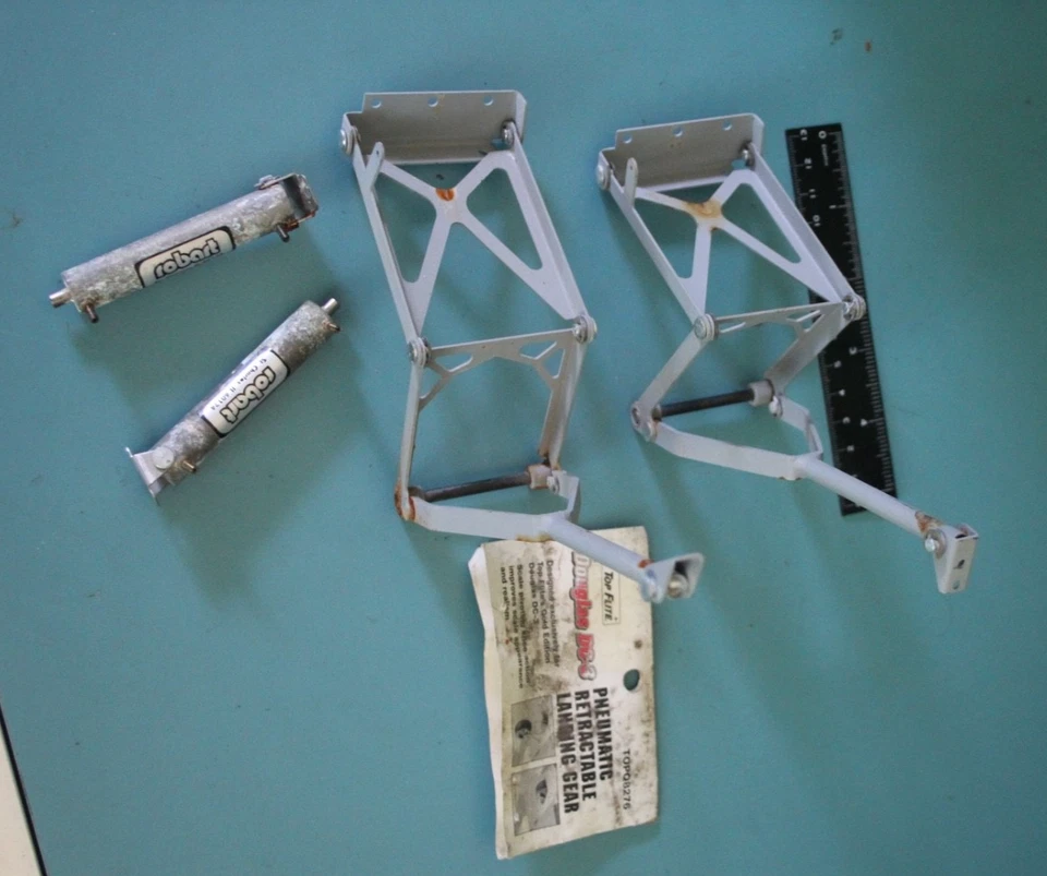 TOP FLITE TOPQ8276 DC-3 GOLD RETRACTS PAIR LANDING GEAR TOP Q8276 8276 *RUST* - Image 1 of 4