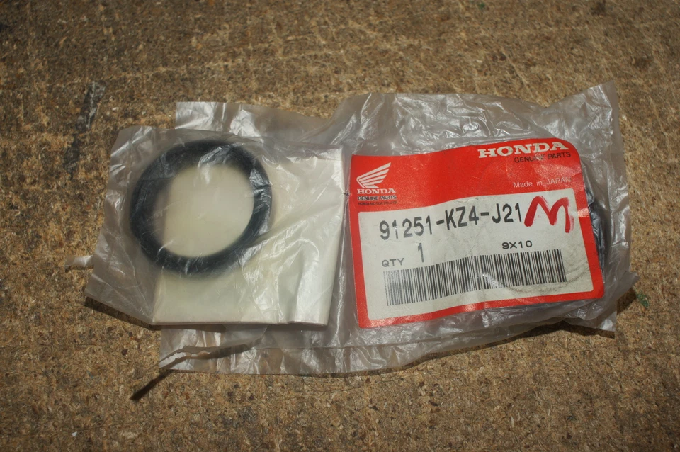 HONDA CR125 CR250 CRF250 CRF450 GUARNIZIONE PARAPOLVERE RUOTA POSTERIORE 91251-KZ4-J21 ORIGINALE NOS - Immagine 1 di 1