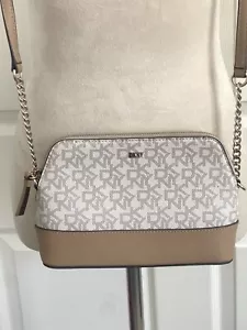 Bandolera DKNY Bryant Dome Bronceada Firma Logo Cadena/Micro Cuero Correa Cartera - Imagen 1 de 8