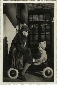 ALTES FOTO - VINTAGE SNAPSHOT - AUTO PEDALE SPIELZEUG FRAU MODE-FASHION CAR - Bild 1 von 1