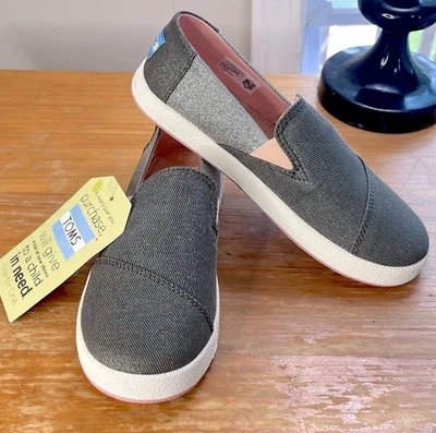 NWT TOMS Avalon Youth Canvas Slip On 2.5 Forged Iron Glimmer $45 Casual Neutral - Imagem 1 de 4