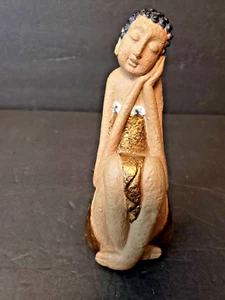 Ancienne sculpture femme assise en pierre sculptée milieu de siècle artisanale et peinte - Photo 1/8